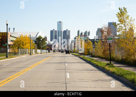 Stehend auf Pinsel St. Blick zum Renaissance Center, Ford Field & Comerica Park, Detroit, Michigan, USA. 23. Oktober 2014. Stockfoto