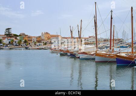 Traditionelle Segelboote mit Lateinsegel Segel, Vela Latina, in den Hafen von Calasetta, Isola di Sant &#39; Antioco Stockfoto