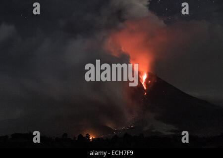 Karo, Nord-Sumatra, Indonesien. 14. Dezember 2014. KARO, Indonesien - verbracht 14: Ein Blick auf spuckt Glutlawine vom Mount Sinabung Vulkanausbruch von Tiga Pancur Dorf am 14. Dezember 2014 im Karo-Viertel, Nord-Sumatra, Indonesien gesehen. Bildnachweis: Sijori Bilder/ZUMA Draht/Alamy Live-Nachrichten Stockfoto