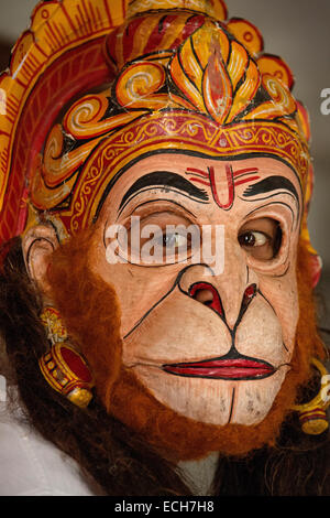 Maske Träger, Hindu Vaishnava-Kloster auf der Insel Majuli, Brahmaputra, Assam, Indien Stockfoto