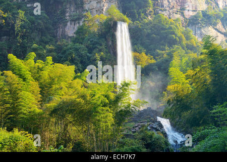 Großer Wasserfall auf Baofeng-See, UNESCO-Weltkulturerbe, Wuling Yuan, Nationalpark Zhangjiajie, Provinz Hunan, China Stockfoto