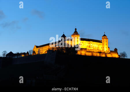 Festung Marienberg auf einem Hügel mit Blick auf die Stadt, Würzburg, Bayern, Deutschland Stockfoto