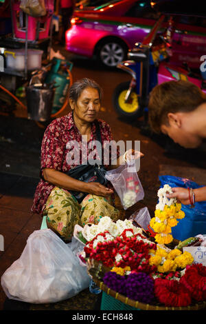 Blume-Girlanden-Anbieter auf der Silom Road, Bangkok, Thailand. Stockfoto