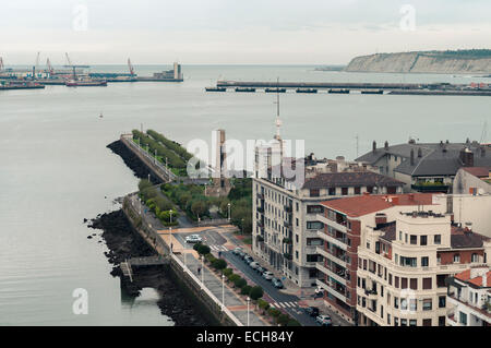 Luftaufnahme von Las Arenas, Nervion-Mündung in den Golf von Biskaya von der Hängebrücke, Getxo, Bilbao, Pais Vasco, Spanien Stockfoto