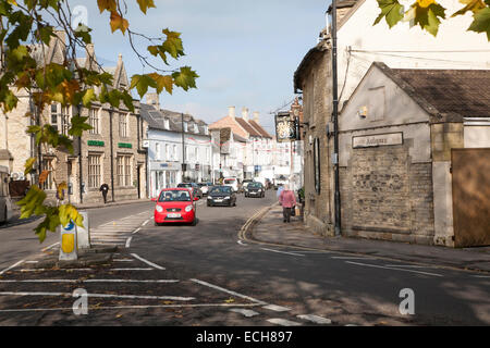 Verkehr in der Innenstadt von Melksham, Wiltshire, England, UK Stockfoto