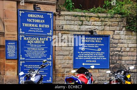 Anzeichen für viktorianische Thermalbäder, Bad Aquarium und die Petrifying auch im Zentrum Stadt, Matlock Bath, Derbyshire, England. Stockfoto