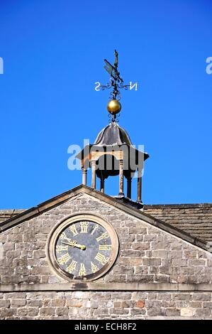 Uhr und Wetterfahne Detail auf der Oberseite Tissington Hall, Westeuropa Tissington, Derbyshire, England, UK. Stockfoto