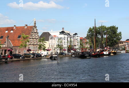 17. Jahrhundert charakteristischen Häuser und Stadstimmerwerf (City Wharf) am Kort Galgewater Kanal in Leiden, Niederlande Stockfoto