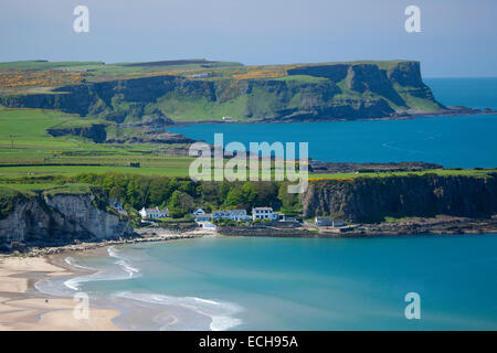 Blick über White Park Bay und Portbraddan, Causeway-Küste, County Antrim, Nordirland. Stockfoto