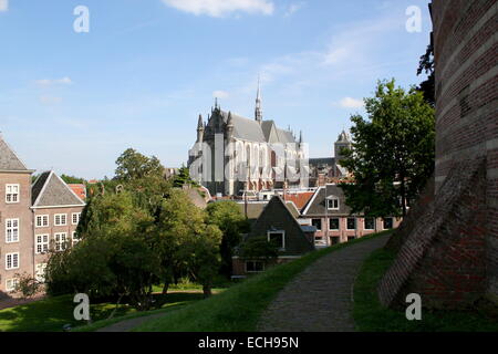 Hooglandse Kerk, 15. Jahrhundert gotische Kirche in der alten Stadt Leiden, Niederlande, gesehen aus dem Park auf Schloß Hügel - Leiden-Sammlung Stockfoto