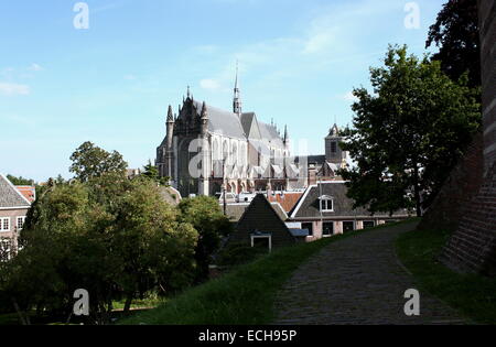 Hooglandse Kerk, 15. Jahrhundert gotische Kirche in der alten Stadt Leiden, Niederlande, gesehen aus dem Park auf Schloß Hügel Stockfoto