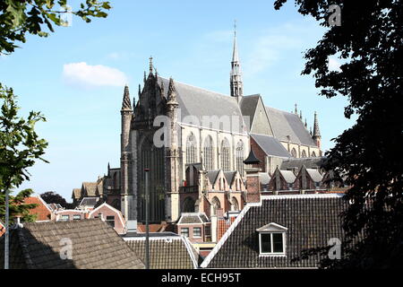 Hooglandse Kerk, 15. Jahrhundert gotische Kirche in der alten Stadt Leiden, Niederlande, gesehen aus dem Park auf Schloß Hügel Stockfoto