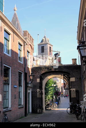 17. Jahrhundert Stadttor auf Burgsteeg und Nieuwstraat in Leiden, Niederlande. Hooglandse Kerk im Hintergrund Stockfoto