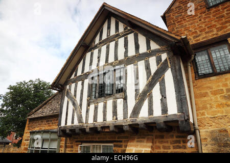 Ein Haus mit einem Fachwerk-Giebel. Stockfoto
