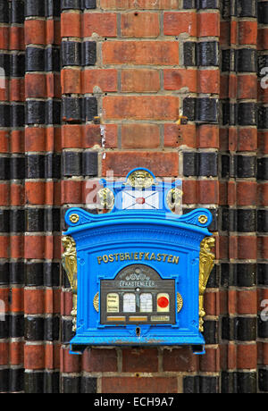 Alte Vintage deutschen Briefkasten am die gotische Gebäude in Frankfurt Oder, Deutschland Stockfoto