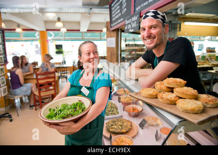 Die besser Food Company Bio-Supermarkt in St. Werburgh es, Bristol UK - Zoe Austin, Catering Manager mit dem Küchenchef, Schuppen Lun Stockfoto