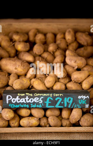 Lokal angebauten Kartoffeln aus einer Gemeinschaft Farm in einem Bio-Supermarkt-UK Stockfoto