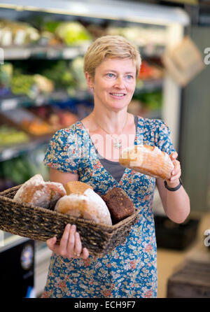 Die bessere Food Company Bio Supermarkt in St. Werburgh es, Bristol UK - Lucy Gatward, Marketing Manager Nachfüllen Brot b Stockfoto
