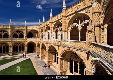 Portugal, Lissabon: Teilweisen Blick auf den Innenhof und den Kreuzgang im Kloster Jeronimos Stockfoto