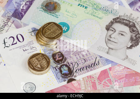 Englische Banknoten und Münzen Stockfoto