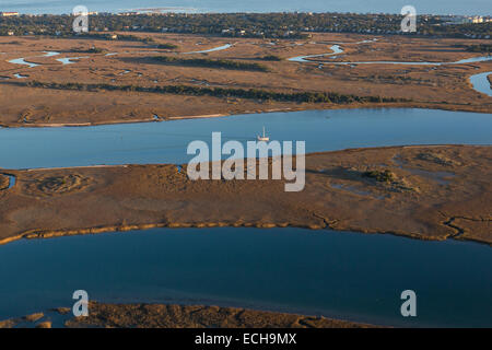 Luftaufnahme eines Segelbootes durch den Intracoastal Waterway in Charleston, SC Stockfoto