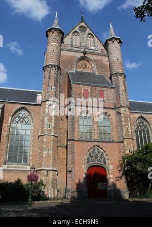 Außenfassade des 15. Jahrhunderts Pieterskerk, gewidmet St. Peter die spätgotische Kirche in Leiden, Niederlande Stockfoto