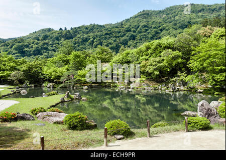 Die Landschaftsgärten im buddhistischen Tempel Tenryu-JI, Kyoto, Japan, entworfen vom Mönch Muso Soseki im frühen 14. Jahrhundert Stockfoto