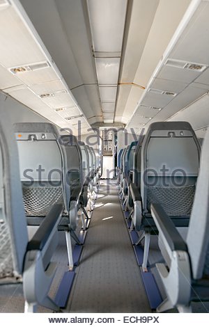 Komfortablen Flug an Bord eines modernen Flugzeugen. Mann Fahrgast