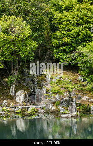 Der buddhistische Tempel Tenryu-JI Zen, Kyoto, Japan. Der „trockene Wasserfall“ im Garten, der vom Mönch Muso Soseki im frühen 14. Jahrhundert entworfen wurde Stockfoto