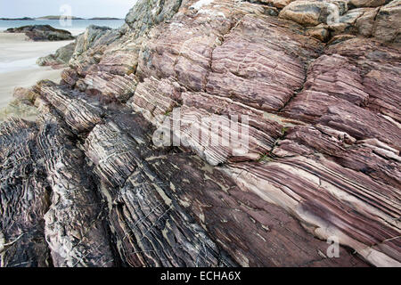 Geschichteten Felsen aus rotem Sandstein auf Glassilaun Beach, Connemara, County Galway, Irland. Stockfoto