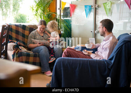 Familiencafé Bereich auf die bessere Food Company Bio-Supermarkt in St. Werburgh, Bristol UK Stockfoto