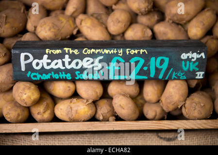 Lokal angebauten Kartoffeln aus einer Gemeinschaft Farm in einem Bio-Supermarkt-UK Stockfoto