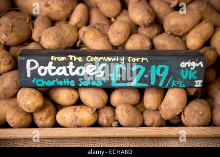 Lokal angebauten Kartoffeln aus einer Gemeinschaft Farm in einem Bio-Supermarkt-UK Stockfoto