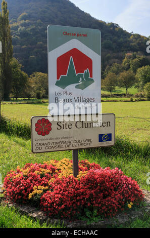 Les Plus Beaux Dörfer de France Zeichen im Dorf im Jura-Gebirge. Baume-Les-Messieurs, Jura, Franche, Frankreich, Europa. Stockfoto