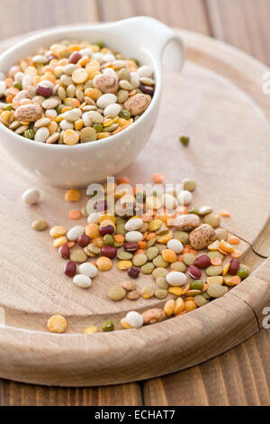 Mischung von Leguminosen in Keramikschale Stockfoto