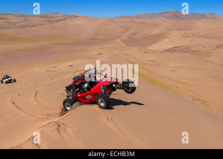 Baja 1000 Rennwagen von 'The Gentleman Driver' Firma aushandeln einer Sanddüne in der Atacama-Wüste. Chile. Stockfoto