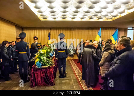 Kiew, Ukraine. 15. Dezember 2014. Ein Soldat des Regiments Special Purpose "Asow" - Igor Beloshitsky, Rufzeichen "Belaz" - wird im Palast der Kulturminister Kiew erinnert. Er starb zusammen mit Kämpfer Igor Slivka (Rufzeichen "Pacific"), am vergangenen Freitag in einem Kampf im Dorf Pavlopol in der Nähe von Mariupol. Er war erst 26 Jahre alt. Er war von Kiew. Bildnachweis: Igor Golovnov/Alamy Live-Nachrichten Stockfoto