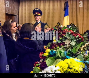 Kiew, Ukraine. 15. Dezember 2014. Ein Soldat des Regiments Special Purpose "Asow" - Igor Beloshitsky, Rufzeichen "Belaz" - wird im Palast der Kulturminister Kiew erinnert. Er starb zusammen mit Kämpfer Igor Slivka (Rufzeichen "Pacific"), am vergangenen Freitag in einem Kampf im Dorf Pavlopol in der Nähe von Mariupol. Er war erst 26 Jahre alt. Er war von Kiew. Bildnachweis: Igor Golovnov/Alamy Live-Nachrichten Stockfoto