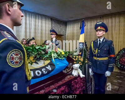 Kiew, Ukraine. 15. Dezember 2014. Ein Soldat des Regiments Special Purpose "Asow" - Igor Beloshitsky, Rufzeichen "Belaz" - wird im Palast der Kulturminister Kiew erinnert. Er starb zusammen mit Kämpfer Igor Slivka (Rufzeichen "Pacific"), am vergangenen Freitag in einem Kampf im Dorf Pavlopol in der Nähe von Mariupol. Er war erst 26 Jahre alt. Er war von Kiew. Bildnachweis: Igor Golovnov/Alamy Live-Nachrichten Stockfoto