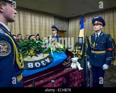 Kiew, Ukraine. 15. Dezember 2014. Ein Soldat des Regiments Special Purpose "Asow" - Igor Beloshitsky, Rufzeichen "Belaz" - wird im Palast der Kulturminister Kiew erinnert. Er starb zusammen mit Kämpfer Igor Slivka (Rufzeichen "Pacific"), am vergangenen Freitag in einem Kampf im Dorf Pavlopol in der Nähe von Mariupol. Er war erst 26 Jahre alt. Er war von Kiew. Bildnachweis: Igor Golovnov/Alamy Live-Nachrichten Stockfoto