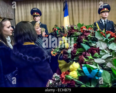 Kiew, Ukraine. 15. Dezember 2014. Ein Soldat des Regiments Special Purpose "Asow" - Igor Beloshitsky, Rufzeichen "Belaz" - wird im Palast der Kulturminister Kiew erinnert. Er starb zusammen mit Kämpfer Igor Slivka (Rufzeichen "Pacific"), am vergangenen Freitag in einem Kampf im Dorf Pavlopol in der Nähe von Mariupol. Er war erst 26 Jahre alt. Er war von Kiew. Bildnachweis: Igor Golovnov/Alamy Live-Nachrichten Stockfoto