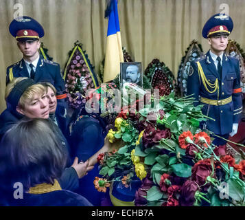 Kiew, Ukraine. 15. Dezember 2014. Ein Soldat des Regiments Special Purpose "Asow" - Igor Beloshitsky, Rufzeichen "Belaz" - wird im Palast der Kulturminister Kiew erinnert. Er starb zusammen mit Kämpfer Igor Slivka (Rufzeichen "Pacific"), am vergangenen Freitag in einem Kampf im Dorf Pavlopol in der Nähe von Mariupol. Er war erst 26 Jahre alt. Er war von Kiew. Bildnachweis: Igor Golovnov/Alamy Live-Nachrichten Stockfoto