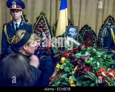 Kiew, Ukraine. 15. Dezember 2014. Ein Soldat des Regiments Special Purpose "Asow" - Igor Beloshitsky, Rufzeichen "Belaz" - wird im Palast der Kulturminister Kiew erinnert. Er starb zusammen mit Kämpfer Igor Slivka (Rufzeichen "Pacific"), am vergangenen Freitag in einem Kampf im Dorf Pavlopol in der Nähe von Mariupol. Er war erst 26 Jahre alt. Er war von Kiew. Bildnachweis: Igor Golovnov/Alamy Live-Nachrichten Stockfoto