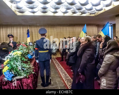 Kiew, Ukraine. 15. Dezember 2014. Ein Soldat des Regiments Special Purpose "Asow" - Igor Beloshitsky, Rufzeichen "Belaz" - wird im Palast der Kulturminister Kiew erinnert. Er starb zusammen mit Kämpfer Igor Slivka (Rufzeichen "Pacific"), am vergangenen Freitag in einem Kampf im Dorf Pavlopol in der Nähe von Mariupol. Er war erst 26 Jahre alt. Er war von Kiew. Bildnachweis: Igor Golovnov/Alamy Live-Nachrichten Stockfoto