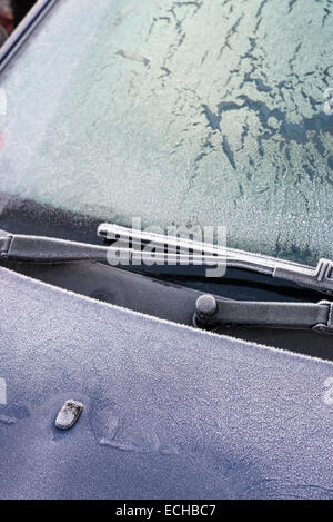 Frost an einem Auto Windschutzscheibe an einem kalten Wintermorgen in England. Stockfoto