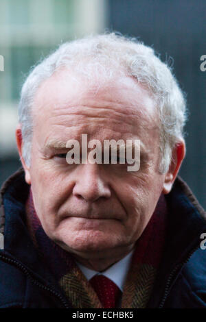 London, UK. 15. Dezember 2014. Schottische und walisische Führer für interministerieller Ausschuss Gespräche schließe mich Nordirlandes erste und stellvertretende erste Minister David Cameron in der Downing Street. Die Gespräche kommen drei Tage nach Camerons Angebot ein Finanzpaket für die Northern Ireland Executive von Stormont abgelehnt wurde. Bild: Martin McGuinness spricht mit den Medien. Bildnachweis: Paul Davey/Alamy Live-Nachrichten Stockfoto