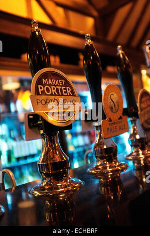 Echtes Ale Pumpe Griffe und Bier-Namen Stockfoto