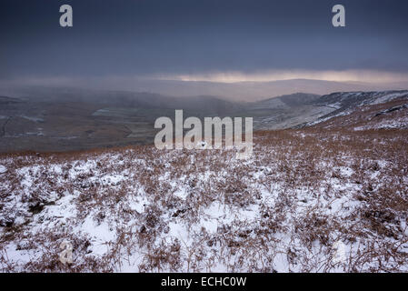 Frühen Winterschnee auf den Hügeln oberhalb von Glossop im Bereich High Peak des Peak District. Stockfoto