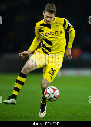 Dortmunds Lukasz Piszczek spielt den Ball in der deutschen Bundesliga-Fußballspiel zwischen Hertha BSC und Borussia Dortmund am Olympiastadion in Berlin, Deutschland, 13. Dezember 2014. Foto: Lukas Schulze/dpa Stockfoto