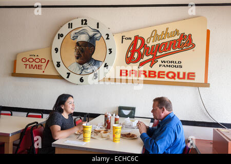 Paar genießt eine Mittagessen mit Grill bei Arthur Bryant in Kansas City, Missouri, USA. Stockfoto